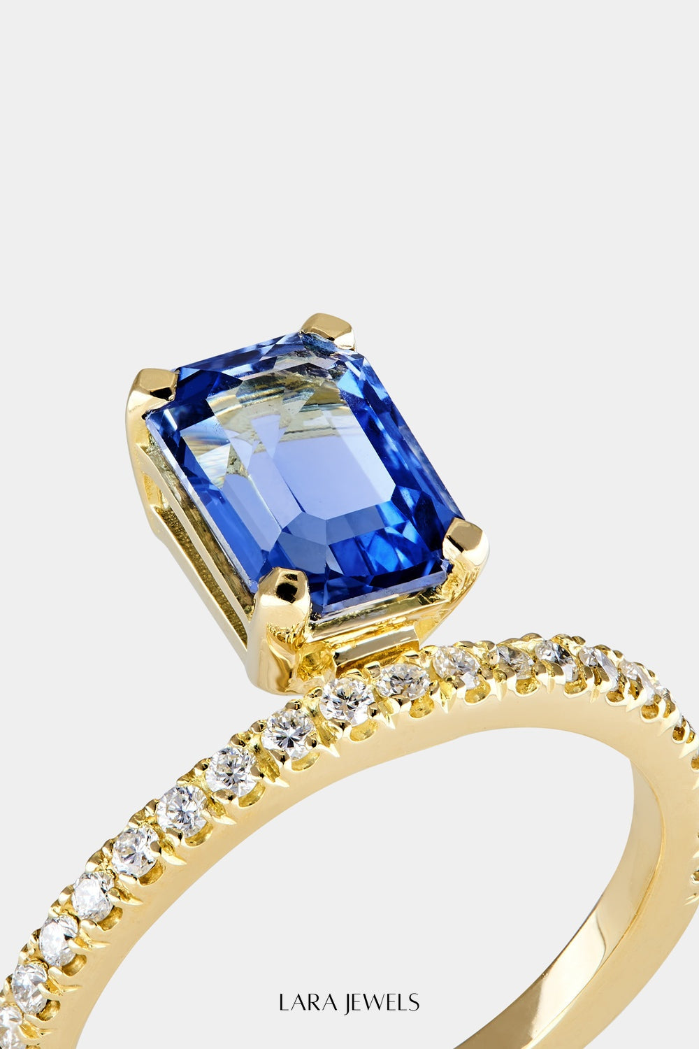 Sapphire Harley Ring 18K Gold - On model