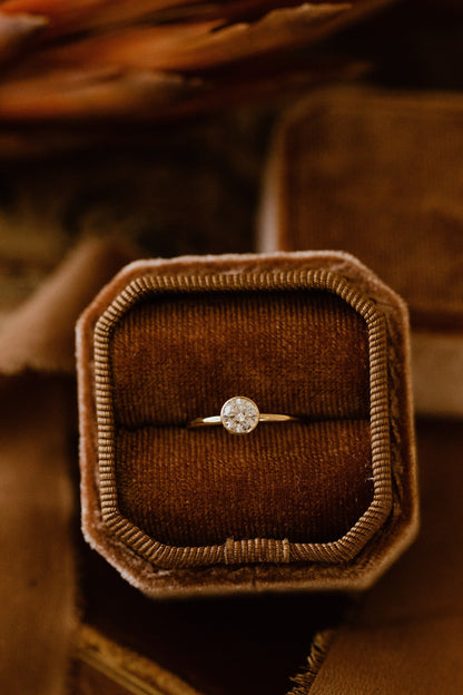 The Mini Bailey Round Natural Solitaire