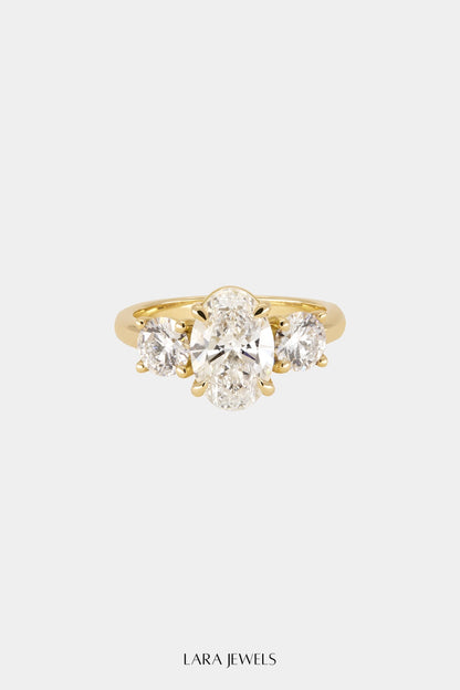 Trilogy Diamond Ring 18K Gold - Front view