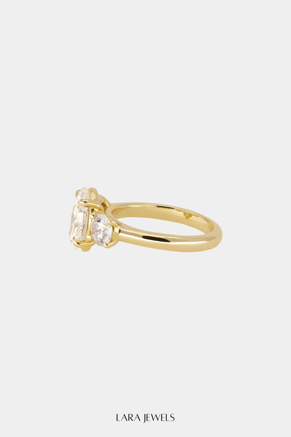 Trilogy Diamond Ring 18K Gold - Side view
