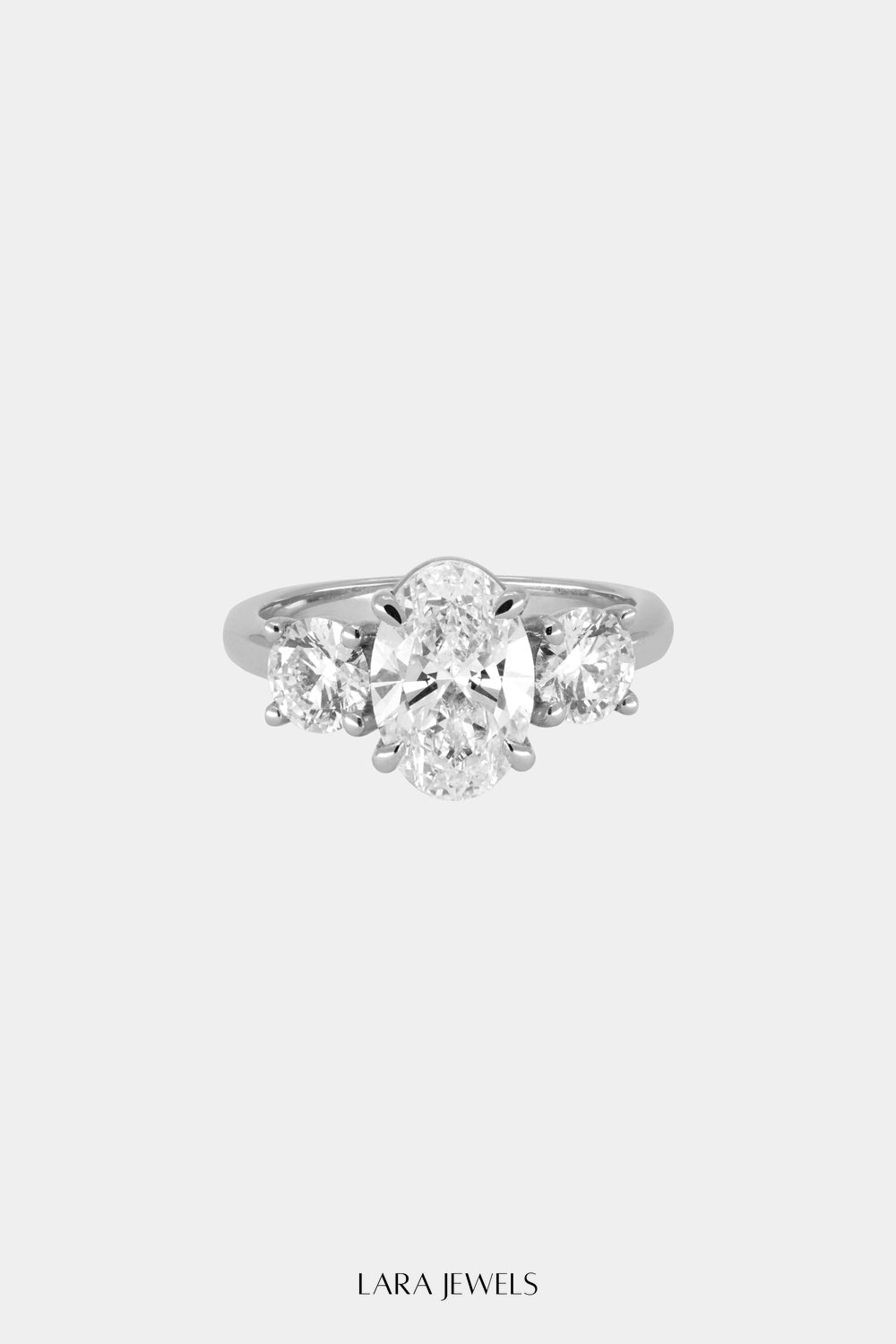 Trilogy Diamond Ring 18K Gold - Lifestyle