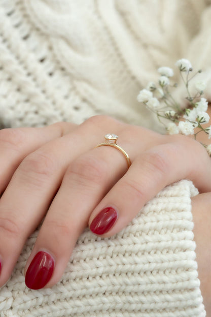 The Mini Bailey Round Natural Solitaire