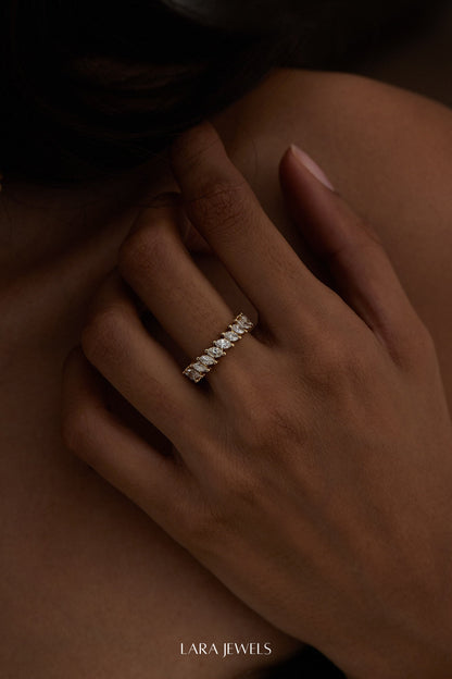 Violet Diamond Ring 18K Yellow Gold - Lifestyle